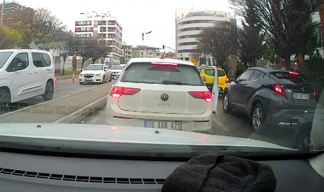 Seyir halindeki araçta 3 kişinin yumruklu kavgası kameraya yansıdı