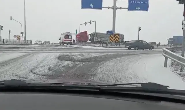Kars'ta yollar buz pistine döndü