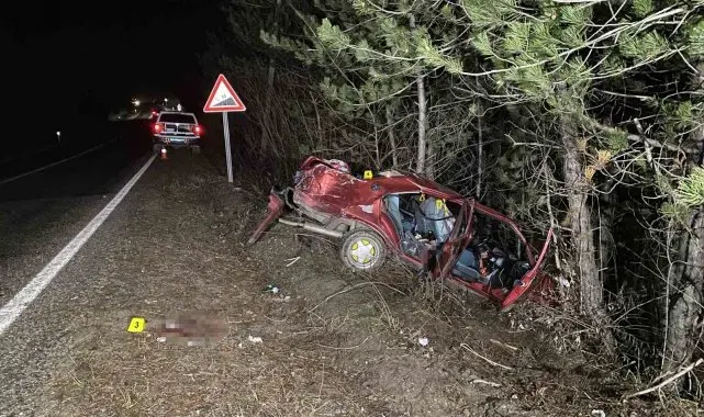 Ağaca çarpan otomobil hurdaya döndü: 1 ölü, 1 yaralı
