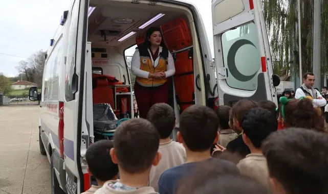 Minikler sağlıkta ilk müdahaleyi ambulansın içinde öğrendi