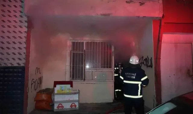 Apartman dairesinde depolanan hurda kağıtlar alev aldı