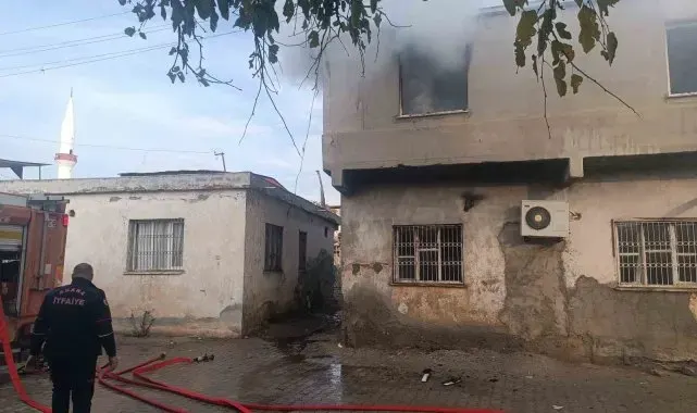Adana'da şarja takılı tablet bir evi kullanılamaz hale getirdi