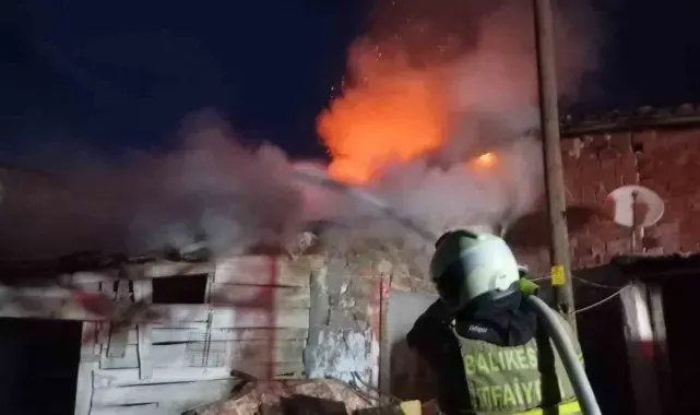 Savaştepe'de ev ve ahır yangını, 600 balya saman yandı