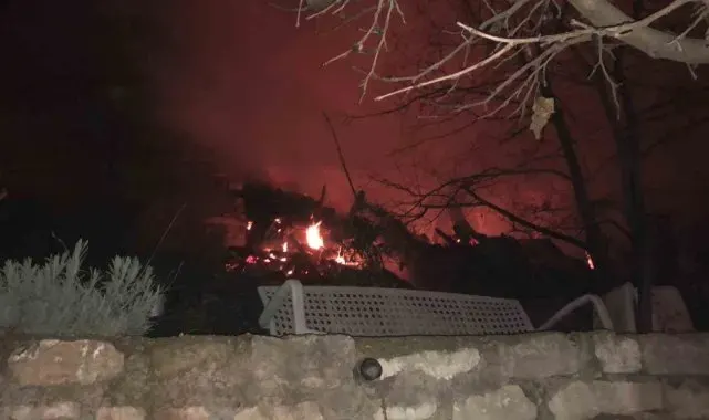 Bursa'da ahşap ev alev alev yandı, mahsur kalan 2 kişi kurtarıldı