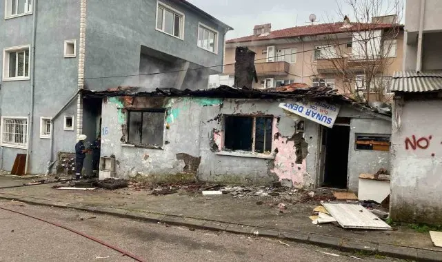 Derince'de 5 gün önce boşatılan gecekondu alevlere teslim oldu