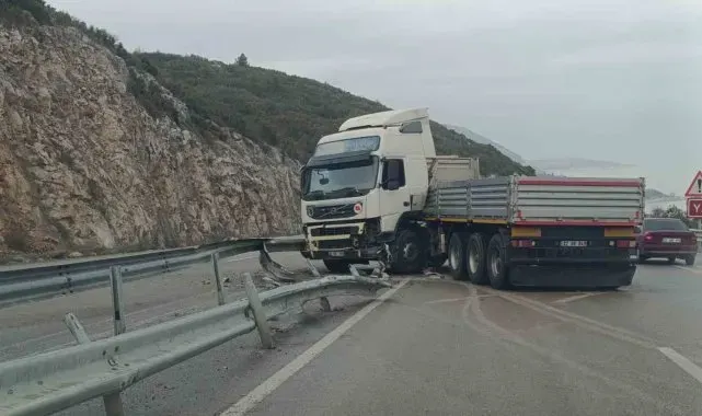 Bariyerlere çarpan tır makaslayarak trafiğin aksamasına neden oldu