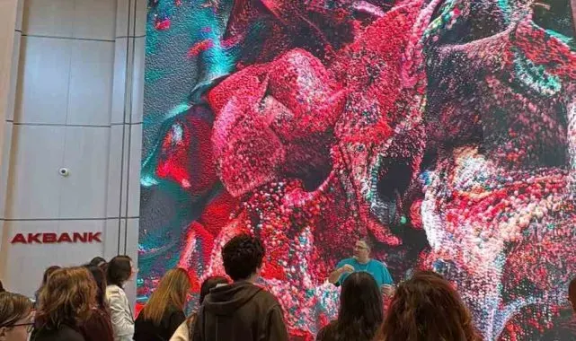 Refik Anadol'un yapay zeka eseri öğrencilerle buluşuyor