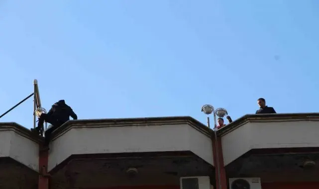 Batman'da çatıda korku dolu anlar: Polis şahsı ikna ederek indirdi