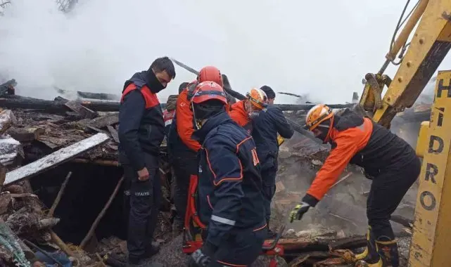 Kastamonu'da iki katlı ev küle döndü: Evdeki baba ve engelli oğlu aranıyor