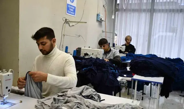 Öğrenciler hem öğreniyor hem çalışıyor