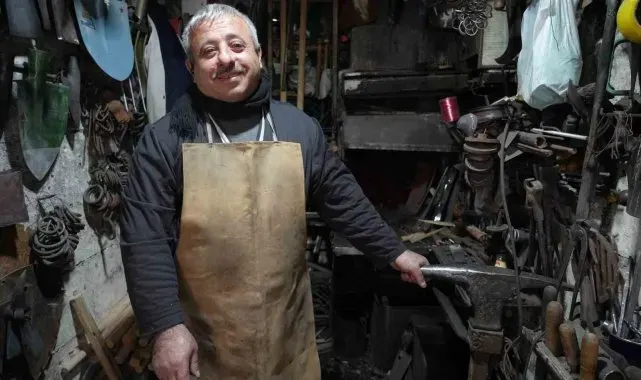 Unutulmaya yüz tutmuş demircilik mesleğini 30 yıldır ilk günkü aşk ile devam ettiriyor