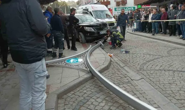 Aracın çarptığı aydınlatma direği yayaların üzerine düştü: 6 yaralı