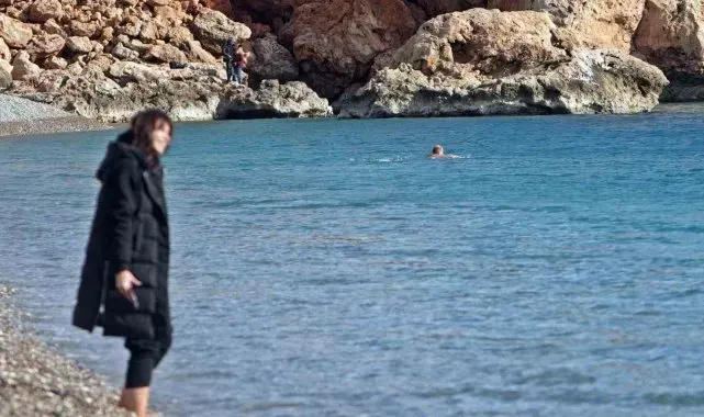Montlarıyla geldiler, ısınmak için denize girdiler