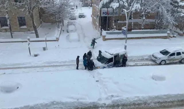 Bayburt'ta kar nedeniyle trafik durma noktasına geldi ulaşım kontrollü sağlıyor