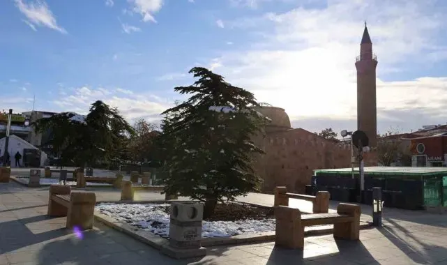 Kırşehir'de kar altındaki tarihi mekanlar hayran bıraktı