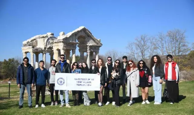 Geleceğin gazetecileri Afrodisias Antik Kenti'ni gezdi