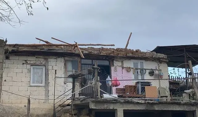 Kozan'da kuvvetli rüzgar çatıları uçurdu, ağaçları devirdi