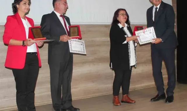Emekli olan öğretmenlere hizmet şeref belgesi verildi