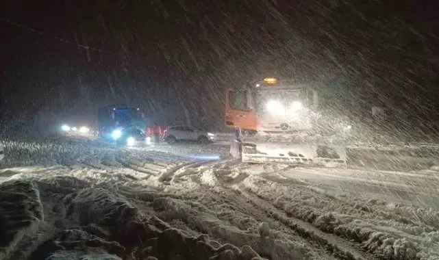 Bolu Dağı'nda trafiğe kar engeli: Yolda kalan araçlar için ekipler seferber oldu