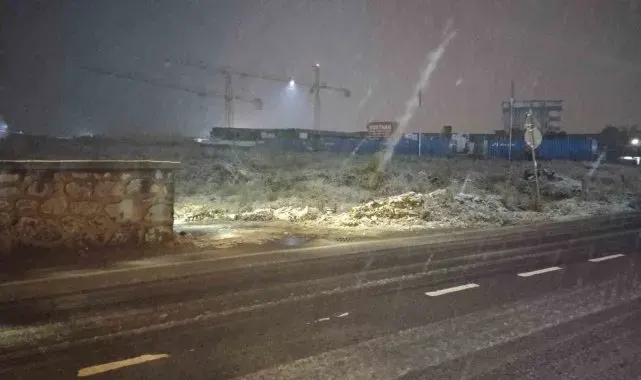 İstanbul'un yüksek kesimlerinde kar yağışı etkili oldu