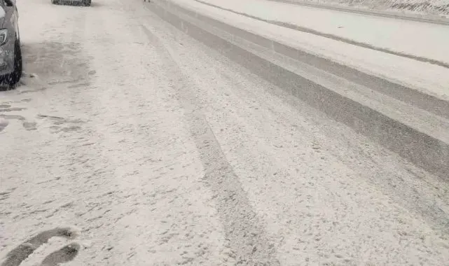Bilecik'te anı bastıran kar yağışı sürücüleri etkiledi