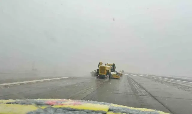 Sabiha Gökçen Havalimanı'nda kar yağışı etkili oluyor