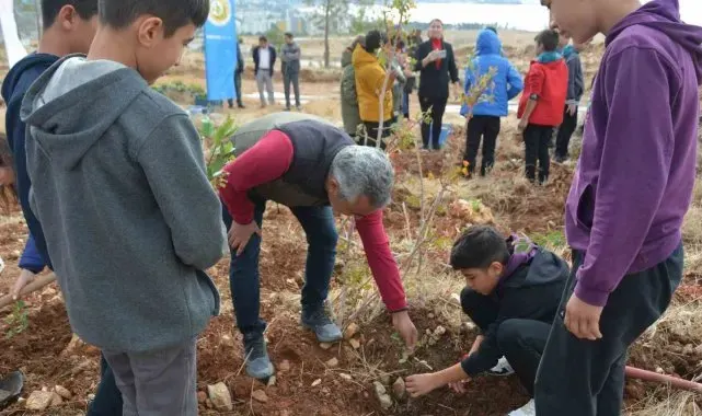 Öğretmenler Günü anısına 300 fidan toprakla buluşturuldu