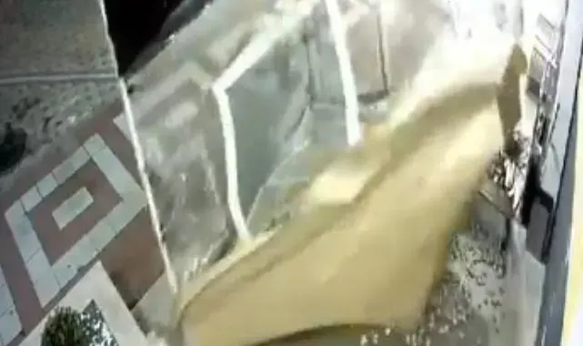 Büyükçekmece'de şiddetli rüzgar nedeniyle çadır uçtu