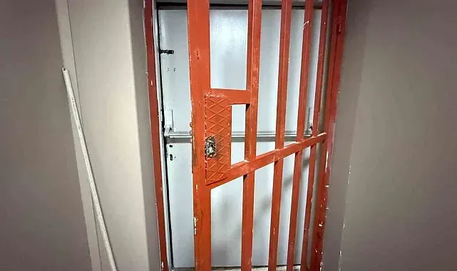 Mühürlü eğlence mekanı, eski diş kliniğinden açılan kapıyla işletildi iddiası