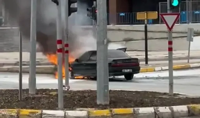 Elazığ'da otomobil alev alev yandı