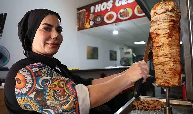 Elazığ'da iki çocuk annesi kadın girişimci, döner tezgahının başına geçti