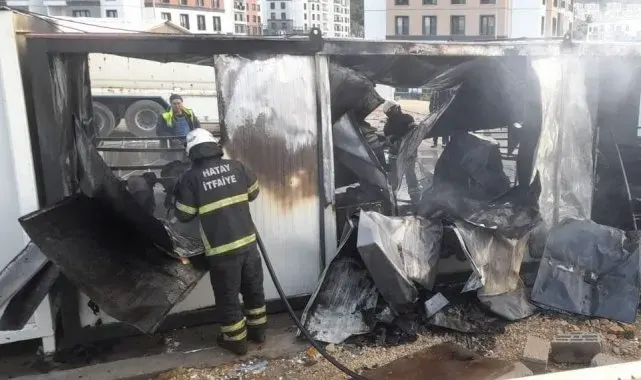 İskenderun'da yanan konteyner kullanılmaz hale geldi