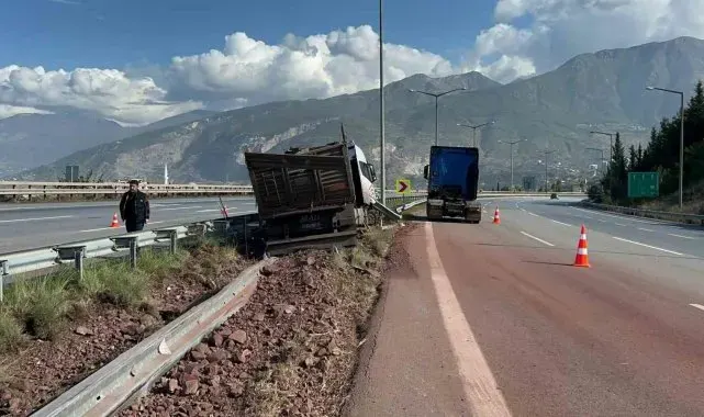 Hatay'da bariyere çarpan kamyon sürücüsü yaralandı