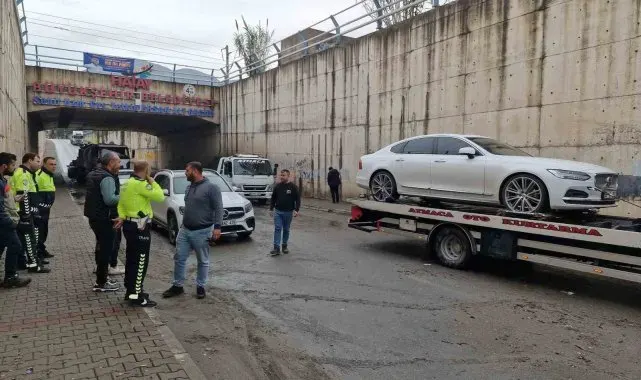Göle dönen alt geçitte mahsur kalan 2 araç suyun çekilmesiyle kurtarıldı