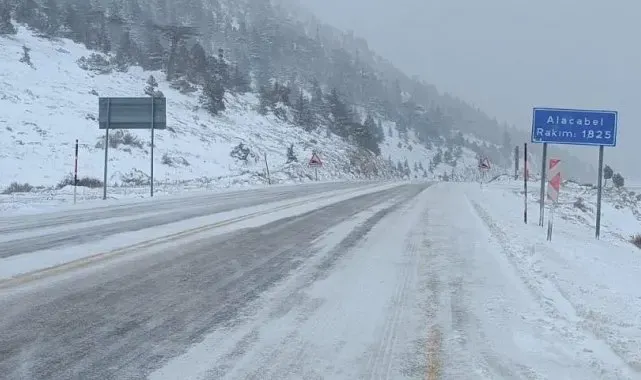 Antalya'da 1825 rakımlı Alacabel'e mevsimin ilk karı düştü