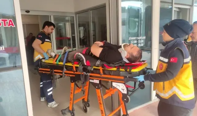 Motosiklet dönüş yapan otomobile çarpmamak için kayıp düştü
