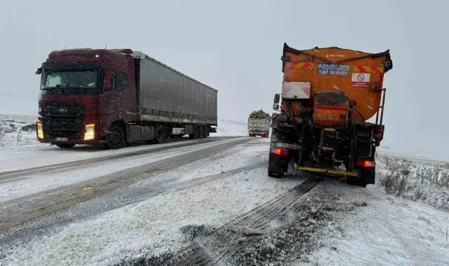 Ardahan'da çok sayıda araç buzlanma nedeniyle yolda kaldı