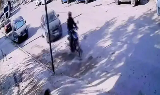 Elazığ'da ilginç görüntü: Yolda kalan araç motosikletle çekildi