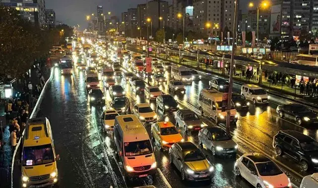 İstanbul'da haftanın son gününde trafik yüzde 90'a ulaştı