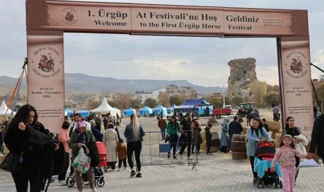 Onlarca at ve at sever bir araya geldi