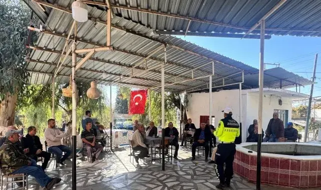 Aydın'da traktör sürücülerine reflektör eğitimi