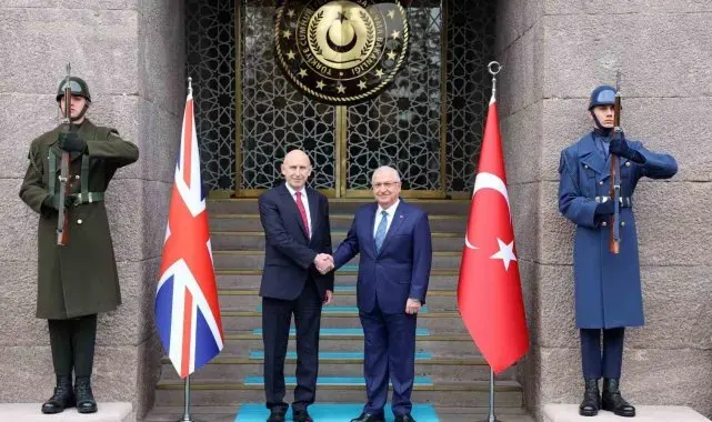 Birleşik Krallık Savunma Bakanı Healey TUSAŞ tesislerini ziyaret etti