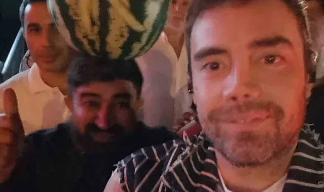 Kafasındaki karpuzla Murat Dalkılıç'la fotoğraf çektirdi