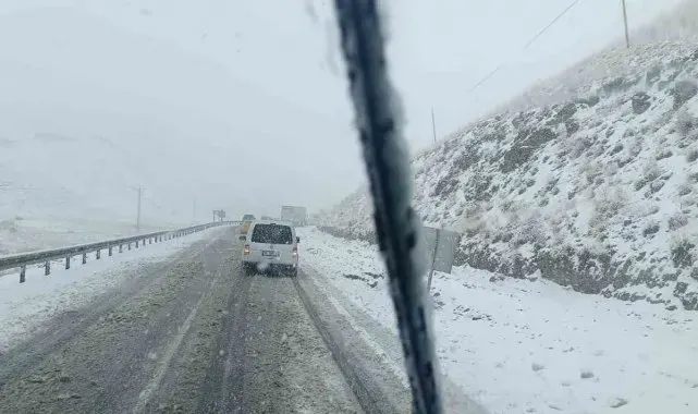 Güzeldere Geçidi'nde kar yağışı: Onlarca araç yolda kaldı