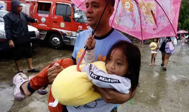 Filipinler'i Toraji Tayfunu vurdu: 2 bin 500 köye tahliye emri
