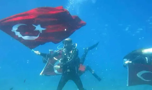 Fethiye'de Atatürk'ü deniz dibinde andılar