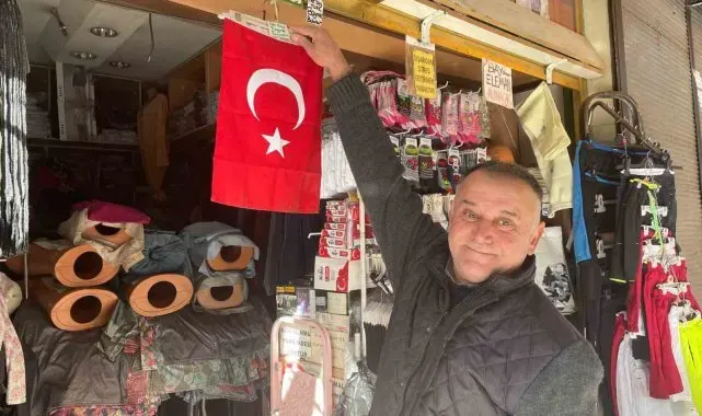 10 Kasım'da dükkanlar Türk bayraklarıyla donatıldı