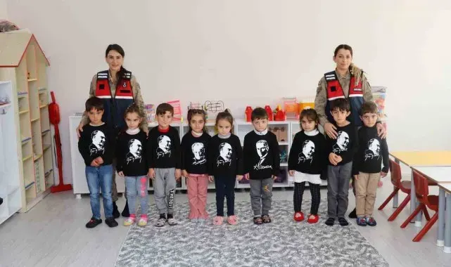 Bingöl'de jandarma, minik öğrencilerle Atatürk'ü andı