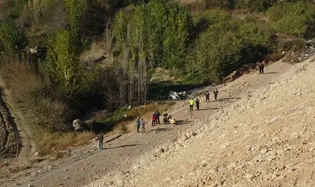 Trafiğe kapalı yola giren araç dere yatağına uçtu: 1 ölü