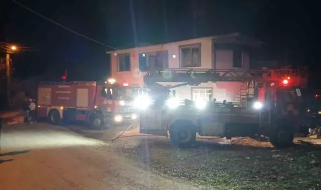 Sakarya'da iki katlı evde yangın çıktı
